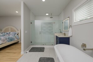 Shower, towels - Spacious 6BR Rehoboth Beach home linens private pool game room (Rehoboth Beach)