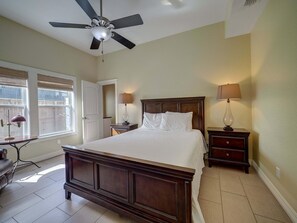 Free WiFi, bed sheets, wheelchair access - Coastal Cotter | Sunset Patios + Pet Friendly! (Port Aransas)