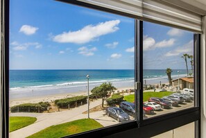 Interior - Sparkling sunset views of PACIFIC BEACH!! (San Diego)