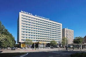 A hotel with a modern design, multiple floors, and a clear sky. - The Hotel Katowice (Katowice)