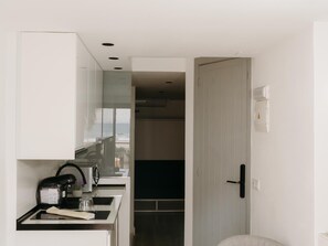 Frigorífico, microondas, cafetera o tetera y utensilios de cocina