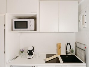 Een koelkast, een magnetron, een koffiezetapparaat/waterkoker