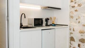 Een koffiezetapparaat/waterkoker, een koelkast, een microgolfoven