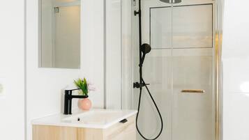 Een douche, handdoeken
