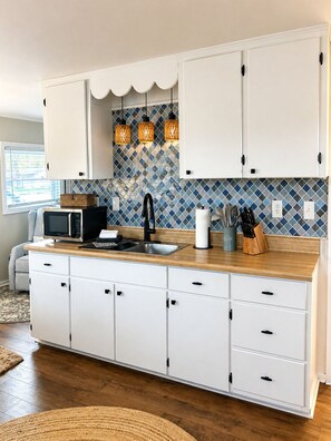 Fridge, microwave, stovetop, coffee/tea maker - Ember & Shore is a cozy retreat created for enjoying life’s quieter moments. (Ashville)