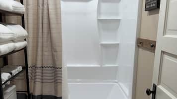Serviettes fournies, savon, papier toilette