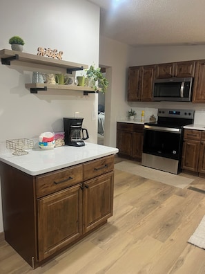 Private kitchen - The Bear’s Den / 3 min from downtown Gatlinburg / Self check-in / Hot Tub (Gatlinburg)