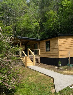 Exterior - The Bear’s Den / 3 min from downtown Gatlinburg / Self check-in / Hot Tub (Gatlinburg)