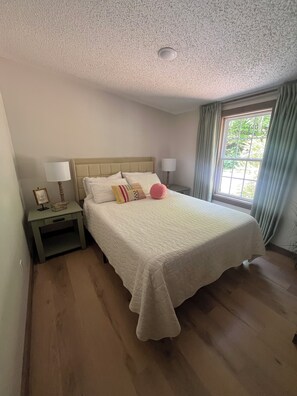 Iron/ironing board, WiFi, bed sheets - The Bear’s Den / 3 min from downtown Gatlinburg / Self check-in / Hot Tub (Gatlinburg)