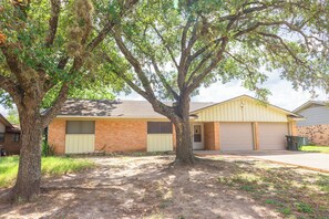 Exterior - 5 Bedroom Mid Term Rental in Bryan "The WHOOP" (Bryan)