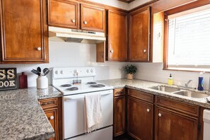 Private kitchen - 5 Bedroom Mid Term Rental in Bryan "The WHOOP" (Bryan)