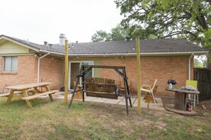 Outdoor dining - 5 Bedroom Mid Term Rental in Bryan "The WHOOP" (Bryan)