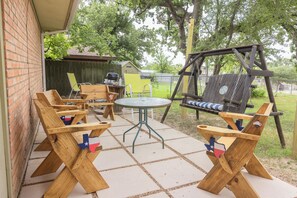 Outdoor dining - 5 Bedroom Mid Term Rental in Bryan "The WHOOP" (Bryan)