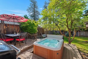 Outdoor dining - Cottage in Town – Walk to Downtown Leavenworth | Hot Tub | Fenced Yard (Leavenworth)