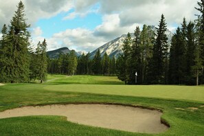 Golf - Cottage in Town – Walk to Downtown Leavenworth | Hot Tub | Fenced Yard (Leavenworth)