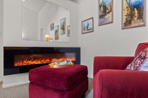 Interior - Cottage in Town – Walk to Downtown Leavenworth | Hot Tub | Fenced Yard (Leavenworth)