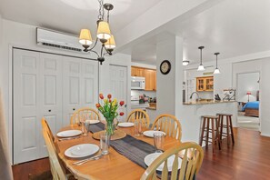 Dining - Cottage in Town – Walk to Downtown Leavenworth | Hot Tub | Fenced Yard (Leavenworth)