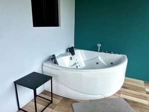 Shower, towels, soap, toilet paper - Vrbo Property (La Fortuna)