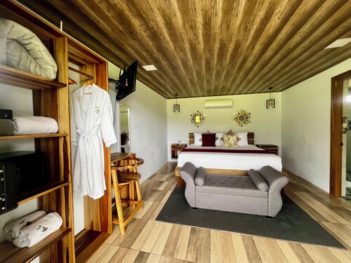 Romantic Arenal Escape : Jacuzzi + King Bed : Villa Luna 3