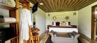 Romantic Arenal Escape : Jacuzzi + King Bed : Villa Luna 3