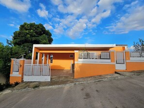 Exterior - Ada’s Tropical Getaway Pool + Wifi Near Beach 3-bedroom house in superb El Doral (El Doral)