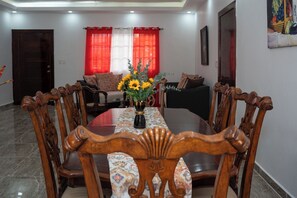 Interior - Ada’s Tropical Getaway Pool + Wifi Near Beach 3-bedroom house in superb El Doral (El Doral)