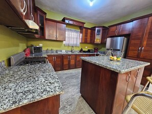 Private kitchen - Ada’s Tropical Getaway Pool + Wifi Near Beach 3-bedroom house in superb El Doral (El Doral)
