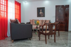 Living area - Ada’s Tropical Getaway Pool + Wifi Near Beach 3-bedroom house in superb El Doral (El Doral)