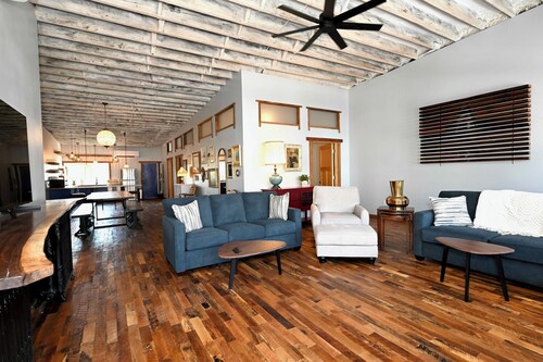 Lost Cousins Loft - A Handcrafted Historic Retreat in the Heart of Downtown