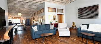 Lost Cousins Loft - A Handcrafted Historic Retreat in the Heart of Downtown