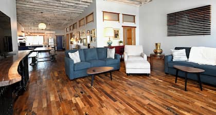 Lost Cousins Loft - A Handcrafted Historic Retreat in the Heart of Downtown