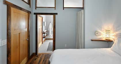 Lost Cousins Loft - A Handcrafted Historic Retreat in the Heart of Downtown