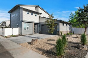 Exterior - Pro Golf Simulator and Hot Tub, New Luxury 4 BR, Boise Home Sleeps 12 (Boise)