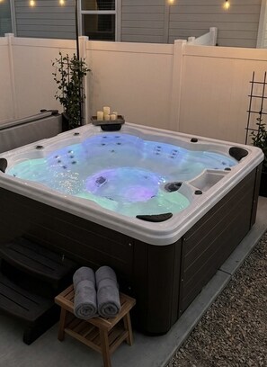 Indoor spa tub - Pro Golf Simulator and Hot Tub, New Luxury 4 BR, Boise Home Sleeps 12 (Boise)