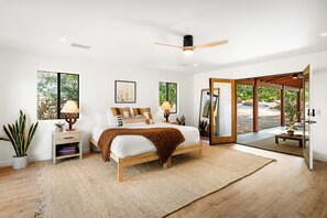Room - Walk to Pappy’s + Spa Under Joshua Trees +Star Bed + Luxury Desert Retreat (Pioneertown)