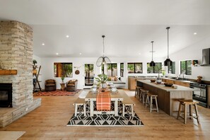 Dining - Walk to Pappy’s + Spa Under Joshua Trees +Star Bed + Luxury Desert Retreat (Pioneertown)