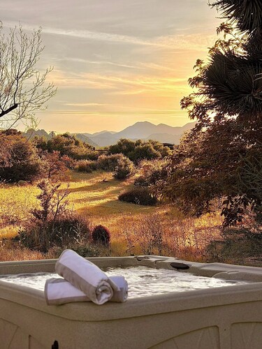 Luxury Pioneertown Ranch + Spa Under Joshua Trees + Star Bed +Walk to Pappy's