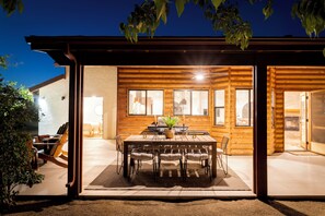 Outdoor dining - Walk to Pappy’s + Spa Under Joshua Trees +Star Bed + Luxury Desert Retreat (Pioneertown)