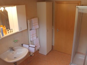 Bathroom - Große, helle Wohnung mit großartigem Panoramabli by Interhome (La Villa/Stern)