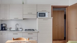 Fridge, microwave, cookware/dishes/utensils - Wohnung in Malcesine mit Privatstrand by Interhome (Malcesine)