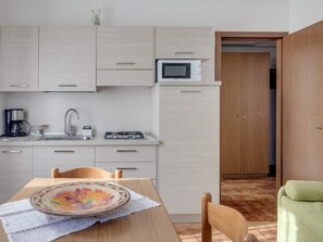 Private kitchen - Wohnung in Malcesine mit Privatstrand by Interhome (Malcesine)