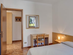 Room - Wohnung in Malcesine mit Privatstrand by Interhome (Malcesine)
