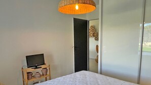 Unclassified image, 3 of 33, button - Wohnung T4 - 6 Personen - Meerblick - Klimaanlage - Wifi - Direkt am Strand - S by Interhome (Sainte Maxime)