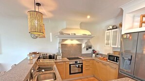 Fridge, microwave, oven, dishwasher - Villa T4 - 6 Personen - Privates Schwimmbad - WiFi - Klimaanlage - Sainte Maxim by Interhome (Sainte Maxime)
