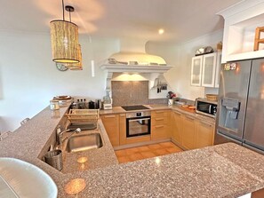Fridge, microwave, oven, dishwasher - Villa T4 - 6 Personen - Privates Schwimmbad - WiFi - Klimaanlage - Sainte Maxim by Interhome (Sainte Maxime)