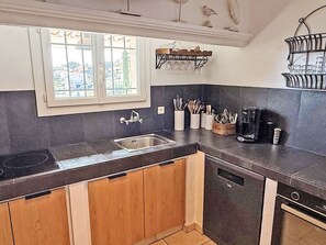 Private kitchen - Haus 6 Personen- Klimaanlage- Wifi- Meerblick by Interhome (Sainte Maxime)