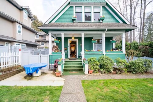 Lovely Three Bedroom, 3 Bathroom, Heritage house, 2 blocks from Skytrain Station