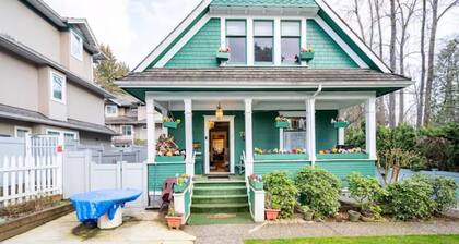 Lovely Three Bedroom, 3 Bathroom, Heritage house, 2 blocks from Skytrain Station