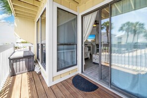 Terrace/patio - Sandpiper Cove 8152- Studio Unit near beach. (Destin)