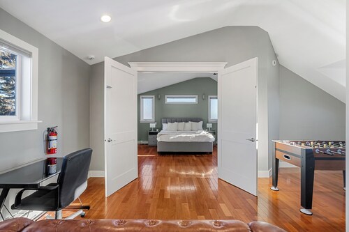 Spacious 4 Bedroom Home Near Bowness Park 🌿